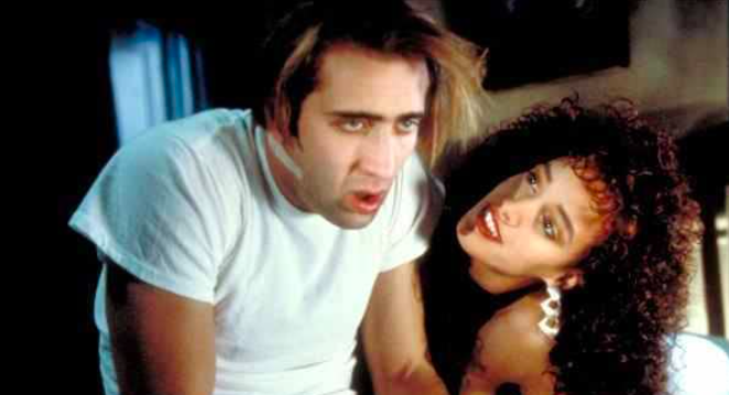 Nicolas Cage avec une tête de déterré, avec à ses côté Jennifer Beals qui le regarde avec envie.