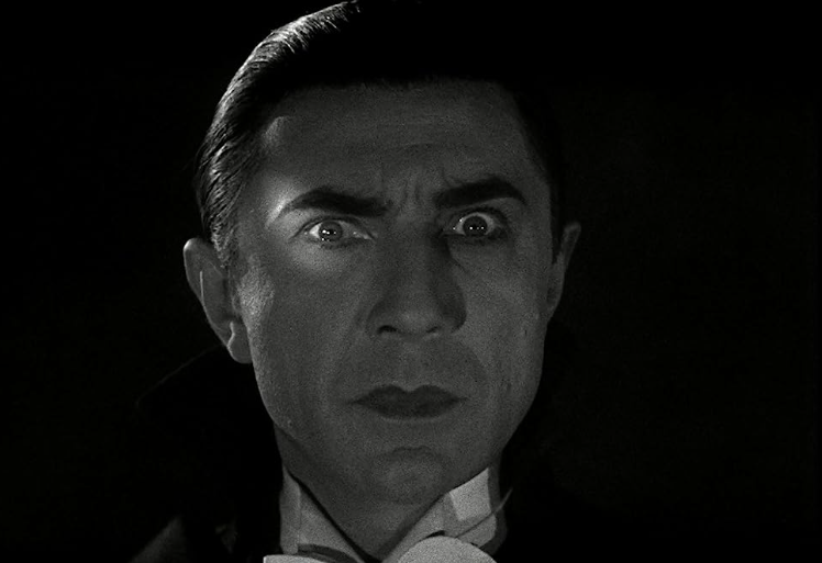 Gros plan du visage terrifiant de Dracula avec ses yeux grand ouvert.