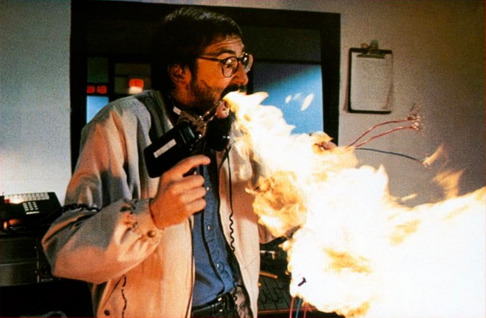 John Landis qui crache du feu, dans un petit cameo de Spontaneous Combustion.