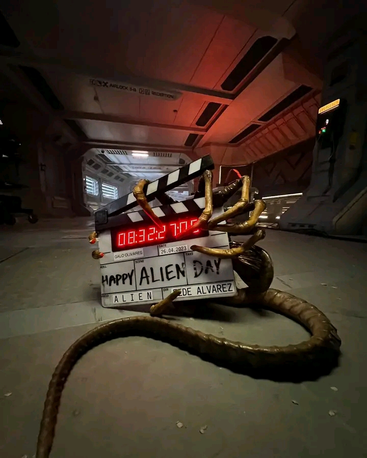 Un facehugger tient le clap de fin d'Alien : Romulus.