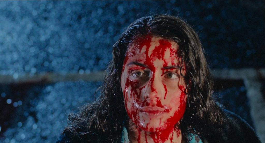 Emmanuelle Escourrou le visage ensanglanté, dans Baby Blood.