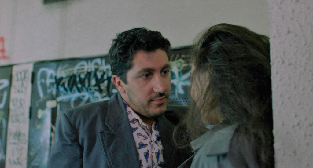 Alain Chabat et Emmanuelle Escourrou, dans un vieux plan drague, dans Baby Blood.