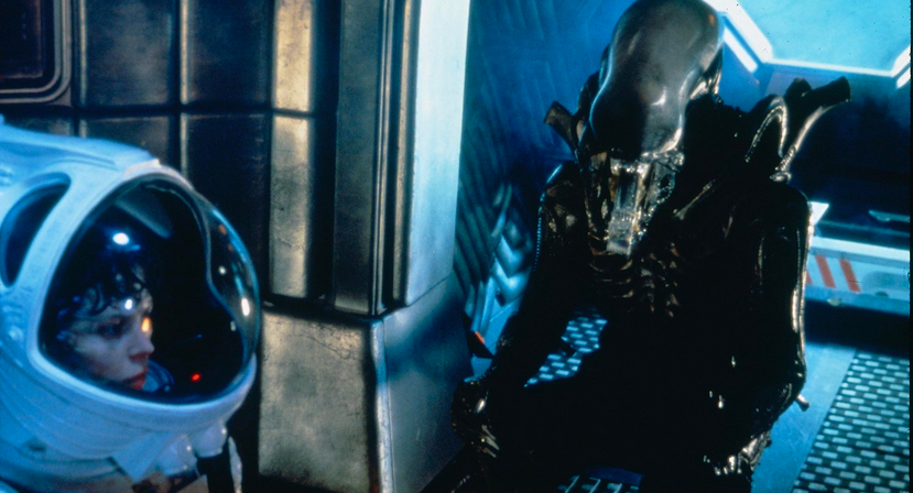 Sigourney Weaver et le Xenomorphe dans Alien.