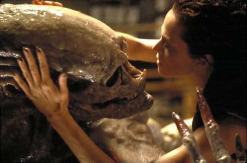 Sigourney Weaver et le xénomorphe hybride dans Alien Resurrection