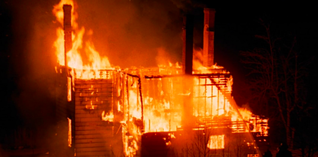 Une maison en flamme dans The Crazies