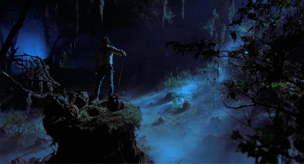 Lance Henriksen debout dans un décors terrifiant dans Pumpkinhead