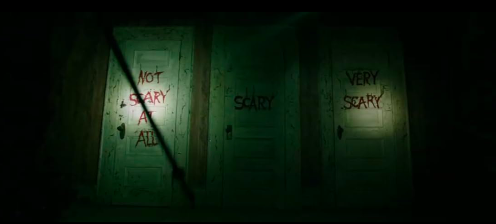 Trois portes avec inscrit respectivement "Not Scary At All", "Scary" et "Very Scary" dans IT Chapter Two