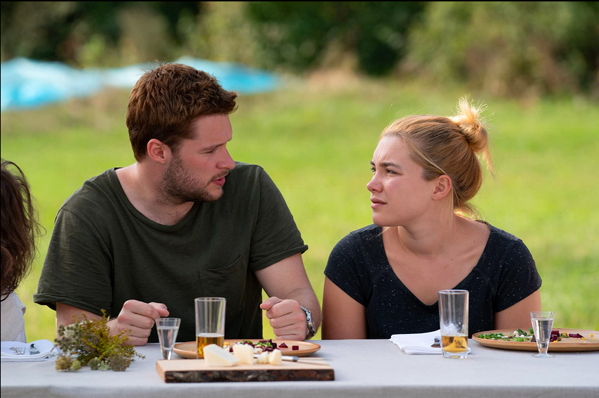 Jack Raynor et Florence Pugh dans Midsommar