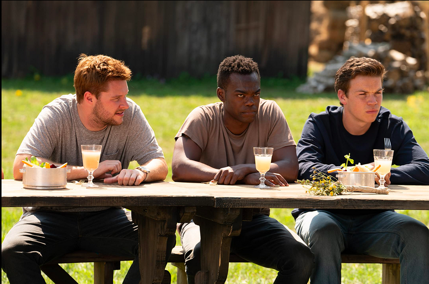 Jack Reynor, William Jackson Harper et Will Poulter dans Midsommar 