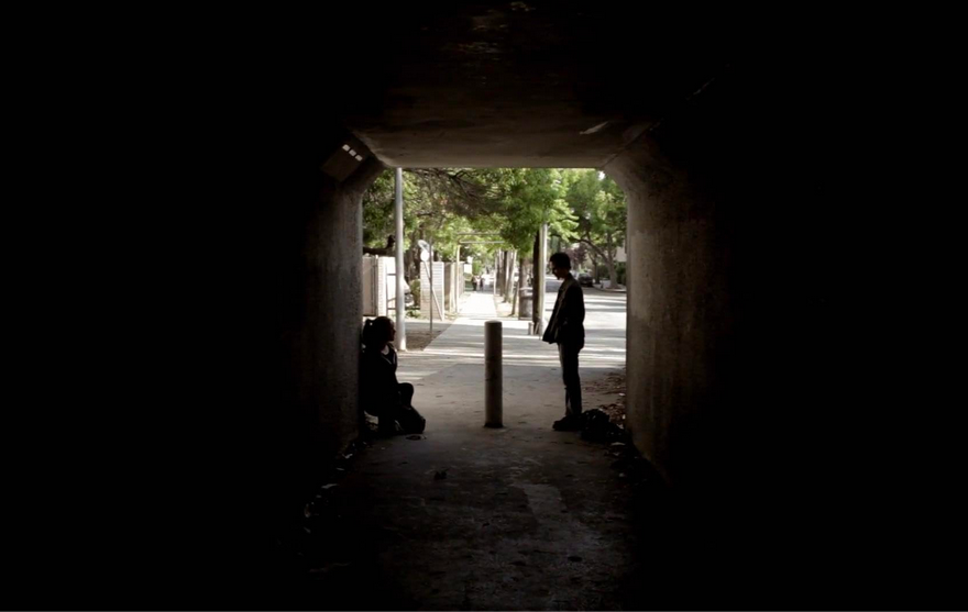 Deux personnages dans un tunnel, dans Absentia