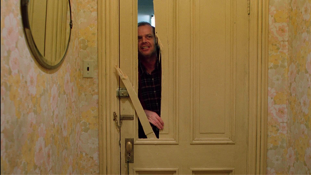 Jack Nicholson défonce une porte dans The Shining