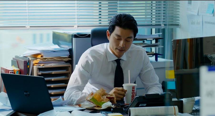 Le protagoniste de Dernier Train pour Busan mange à son bureau