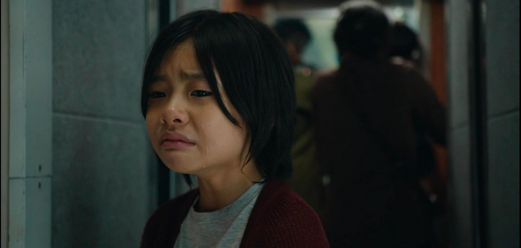 La fille du protagoniste, en larme, dans Dernier Train pour Busan