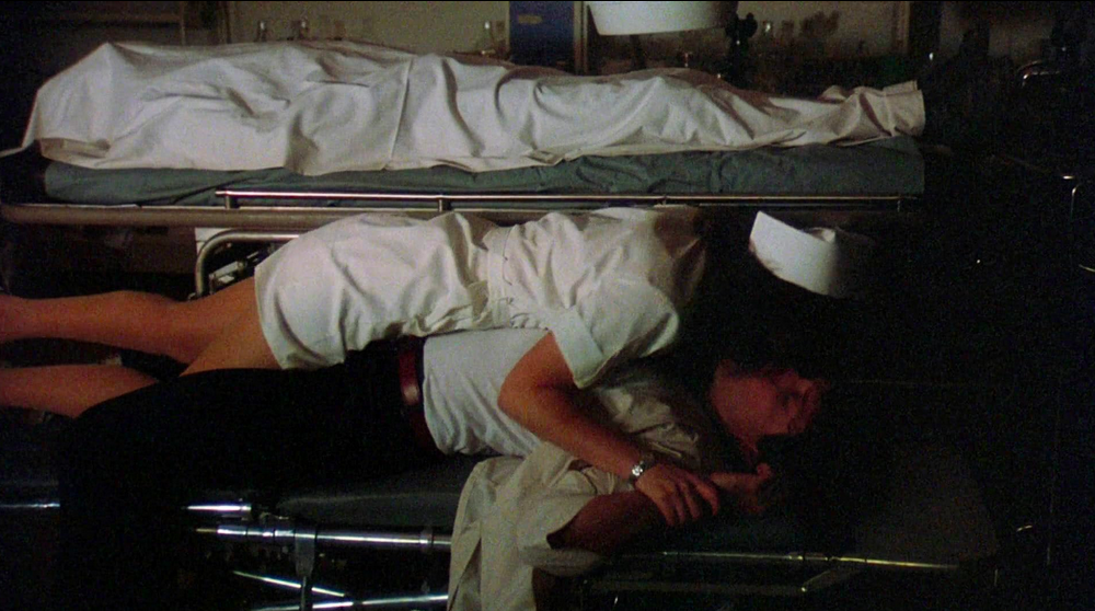 Un médecin et une infirmière on un rapport intime dans une morgue