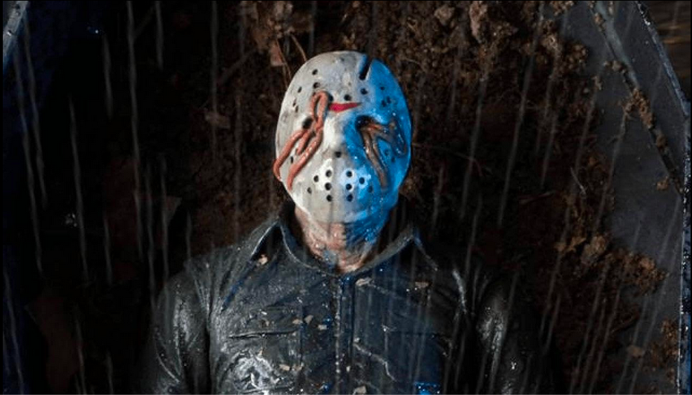 Jason dans sa tombe, des vers sortant des trous du masque