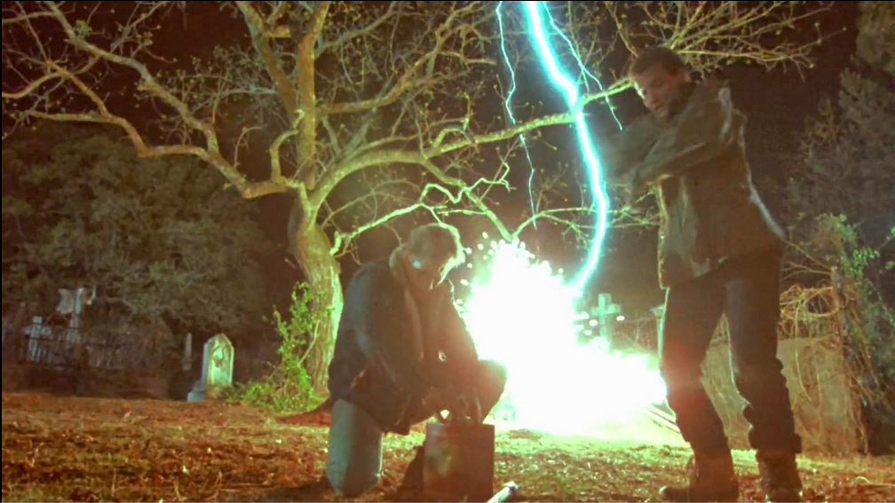 Une éclaire frappe le pieu en métal planté dans Jason, dans Jason Lives : Friday the 13th Part VI