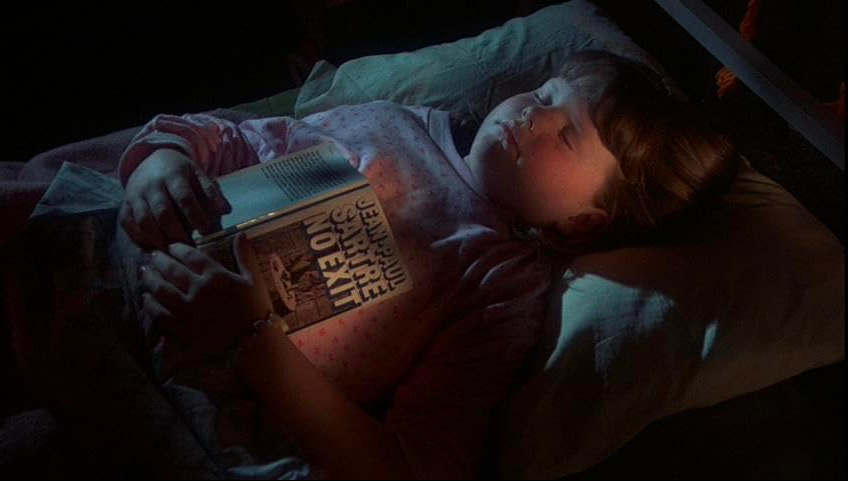 Une enfante dort avec un livre entre les mains "No Exit" de Jean-Paul Sartre, dans Jason Lives : Friday the 13th Part VI