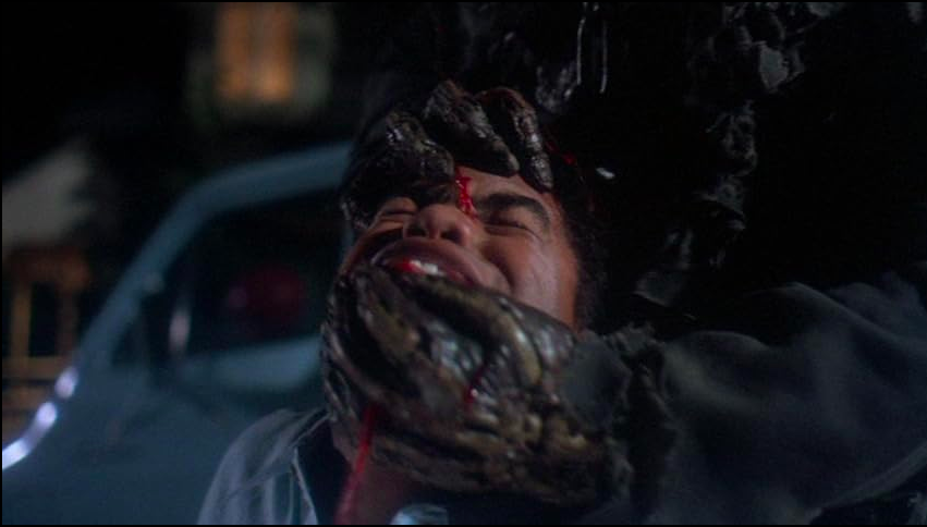 Jason brise un visage à deux mains dans Friday the 13th  Part VII: The New Blood