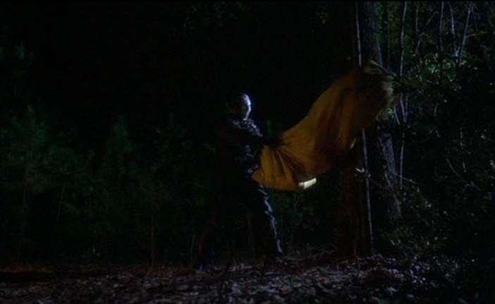 Jason éclate un sac de couchage contre un arbre, avec quelqu'un dedans bien entendu.