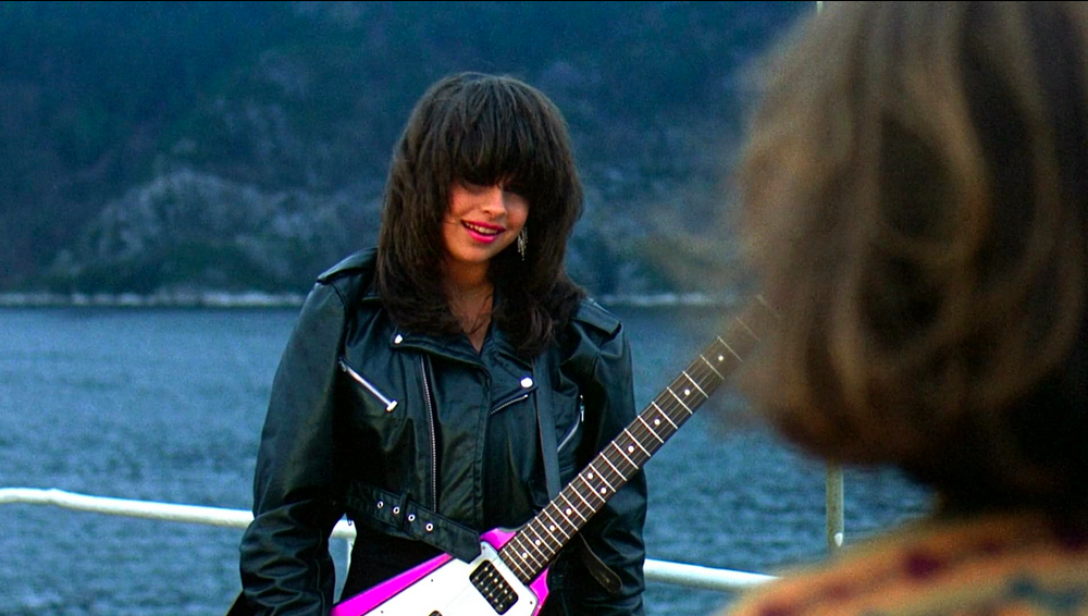 La guitariste glam avec un look de Ramones