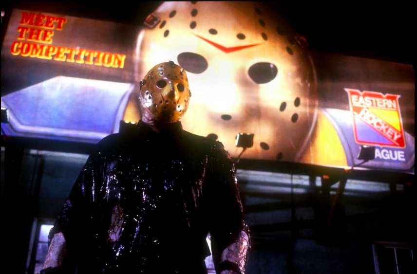 Jason devant une publicité pour le hockey avec son masque