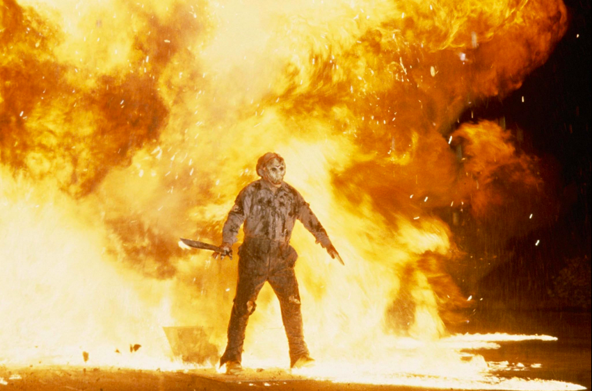 Jason Voorhes au milieu des flammes dans Jason Goes to Hell : The Final Friday