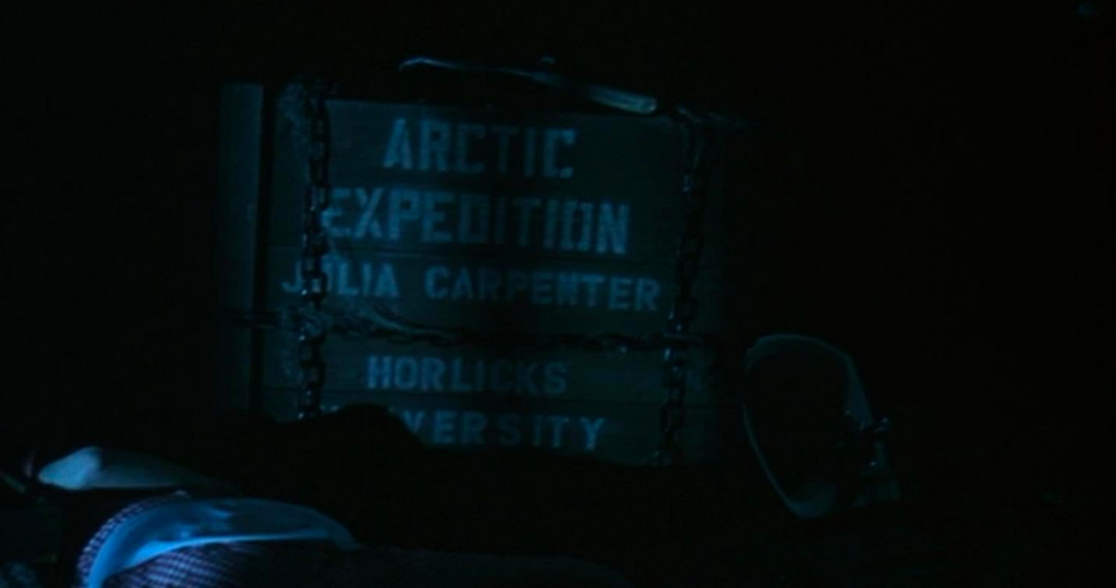 Une caisse avec ecrit "Artic Expedition Carpenter"
